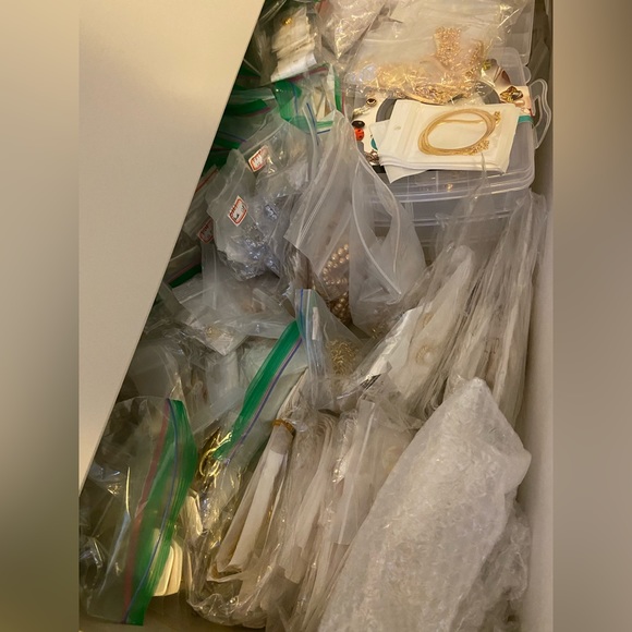 SOLD |  700+ PCS JEWELRY INVENTORY - Picture 7 of 11